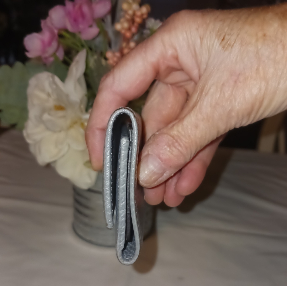 Gucci Gray Leather Tri-Fold Wallet Keyholder. - Picture 3 of 8